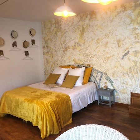 Grande Chambre Familiale Jaune Tout Bonnement Bien Putot-en-Auge Luaran gambar
