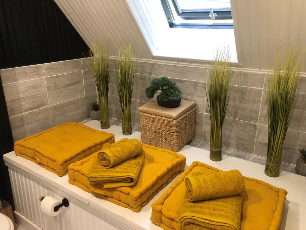 Grande Chambre Familiale Jaune Tout Bonnement Bien Putot-en-Auge Luaran gambar